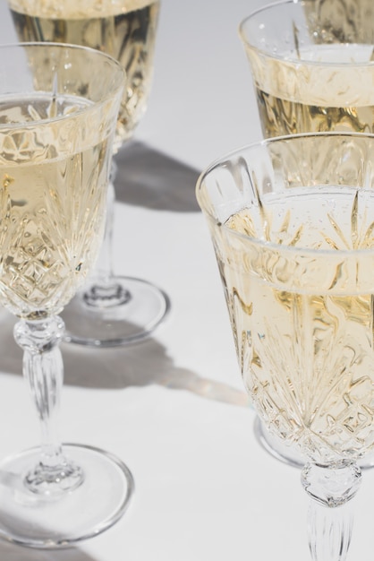 Photo gratuite bouchent la vue des verres de champagne