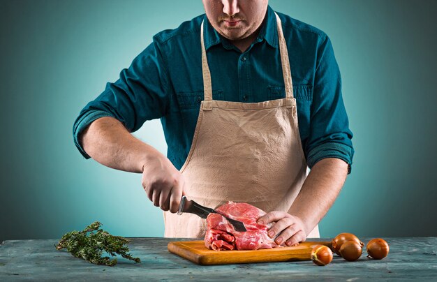 Boucher, couper la viande de porc dans la cuisine