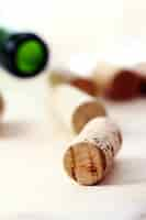 Photo gratuite bouchons de vin sur une table