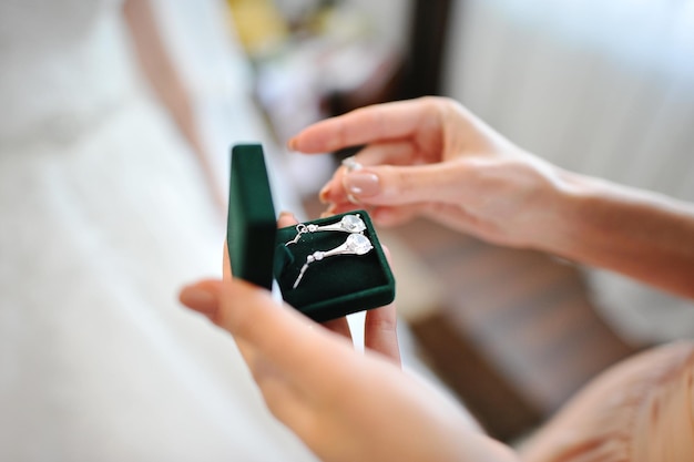 Boucles d'oreilles élégantes en argent pour la mariée