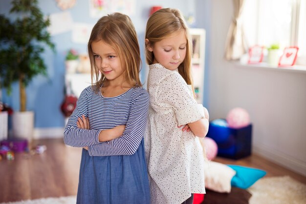 Bouder les filles dos à dos