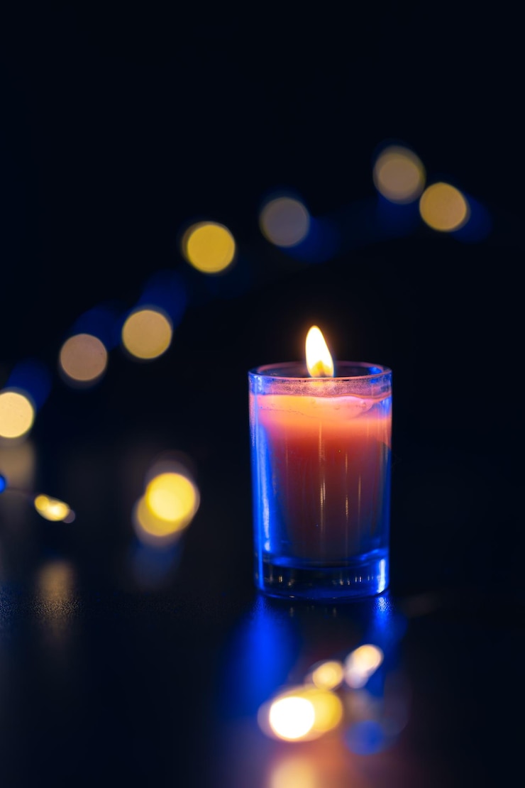 Photo gratuit bougie brûlante sur fond noir avec le bokeh memorial day