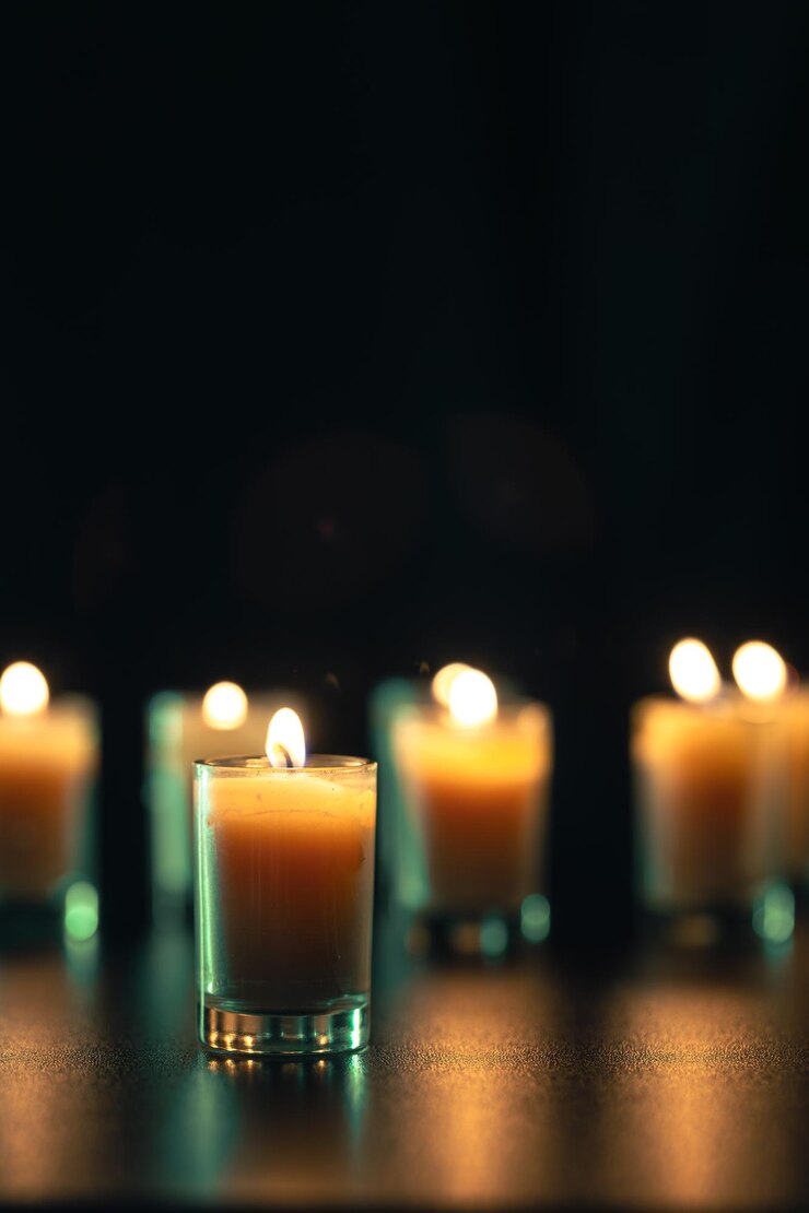 Photo gratuit bougie brûlante sur fond noir avec rétro-éclairage memorial day