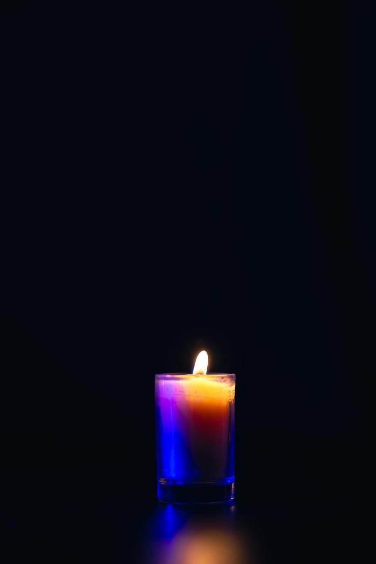 Photo gratuit bougie brûlante sur fond noir avec rétro-éclairage memorial day