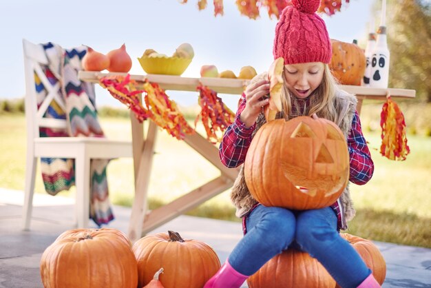 Bougie brûle dans ma citrouille d'Halloween