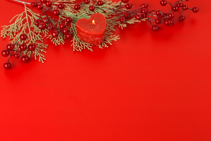 Photo gratuit bougie coeur aux fruits rouges sur table
