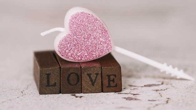 Bougie décorative en forme de coeur près d&#39;amour titre de baguettes en bois
