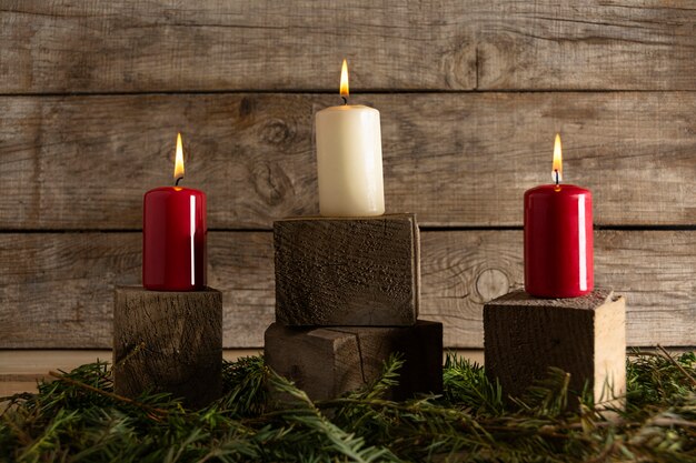 Bougies d'automne sur des cubes en bois