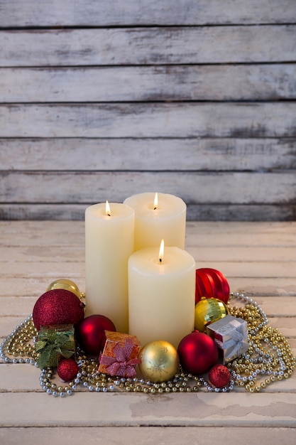 Photo gratuite bougies blanches allumées avec décoration de noël