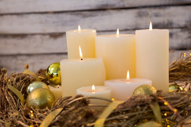 bougies blanches allumées avec décoration de Noël