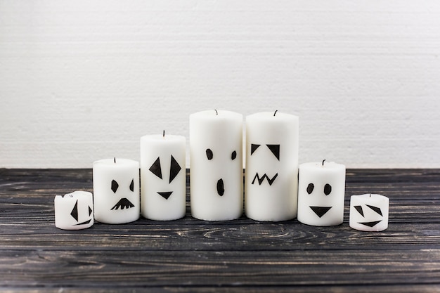 Photo gratuite bougies décorées pour halloween