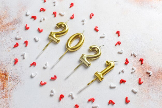 Bougies dorées sous forme de nombres du nouvel an 2021.