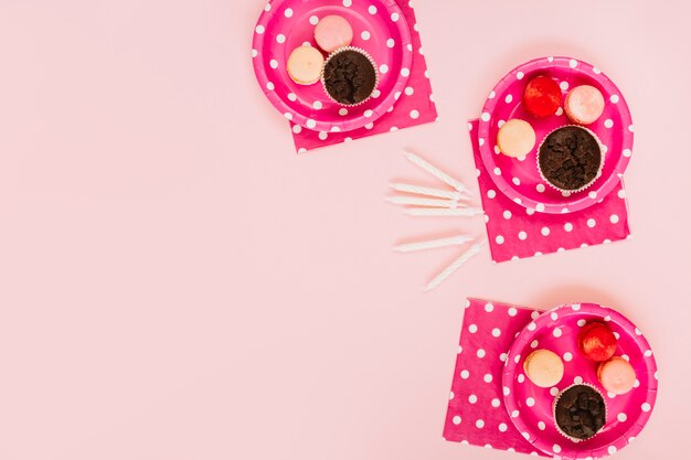 Bougies près des assiettes avec des desserts