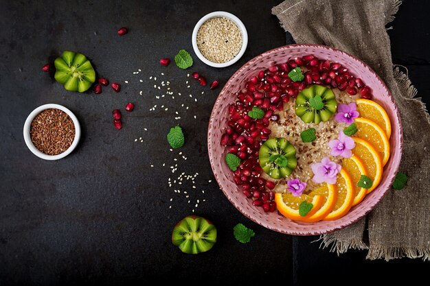 Bouillie d'avoine savoureuse et saine avec des fruits, des baies et des graines de lin. Petit-déjeuner sain. Nourriture de fitness. Nutrition adéquat.