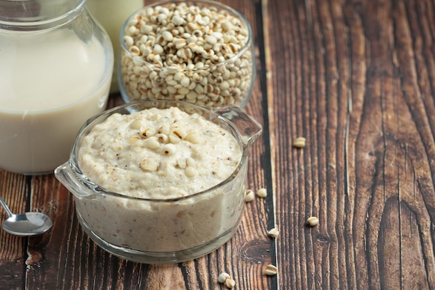 Bouillie de congee au millet prêt à servir