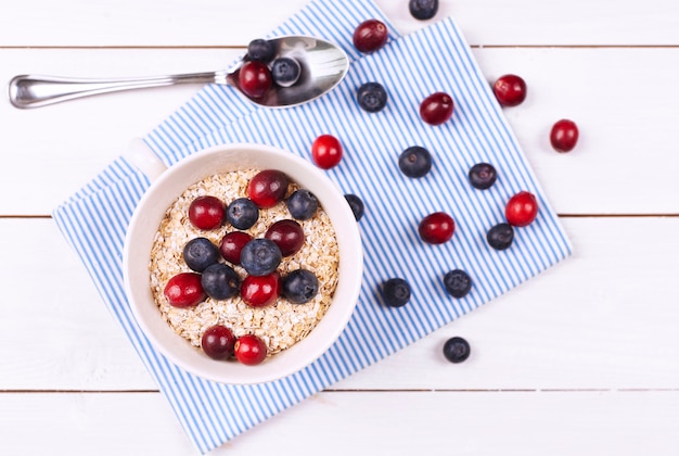 Bouillie savoureuse aux fruits sur table en bois