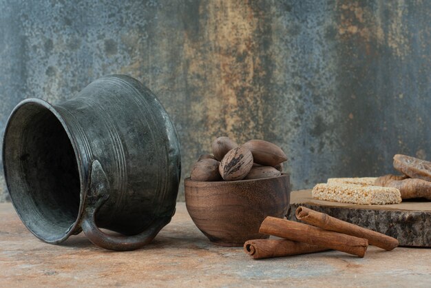 Photo gratuite bouilloire ancienne et brittles d'arachide sur fond de marbre