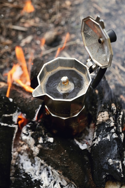 Bouilloire sur feu de joie