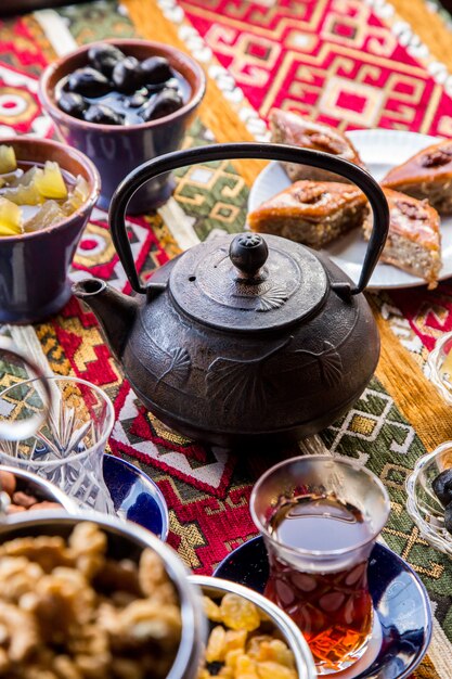 Bouilloire en fonte avec baklava