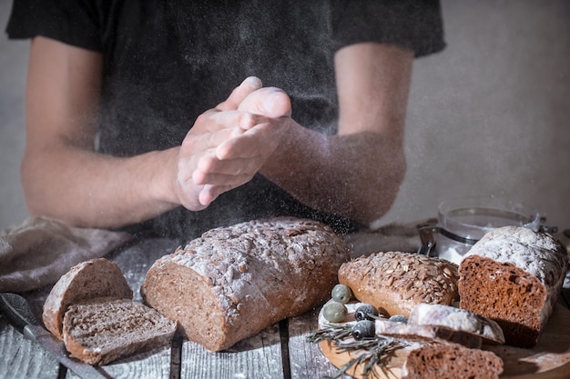 boulanger avec de la farine à la main