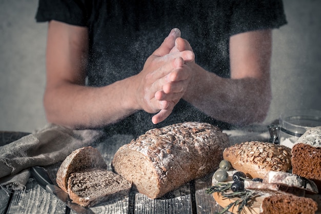 boulanger avec de la farine à la main