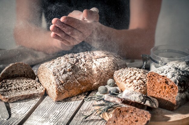 boulanger avec de la farine à la main