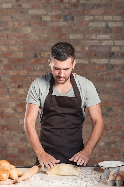 Photo gratuite boulanger mâle préparant la pâte fraîche