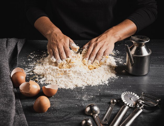 Boulanger la pâte à côté des outils de boulangerie