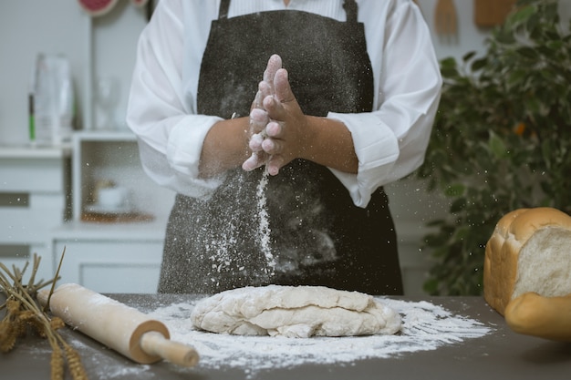 Un boulanger prépare du pain avec de la farine