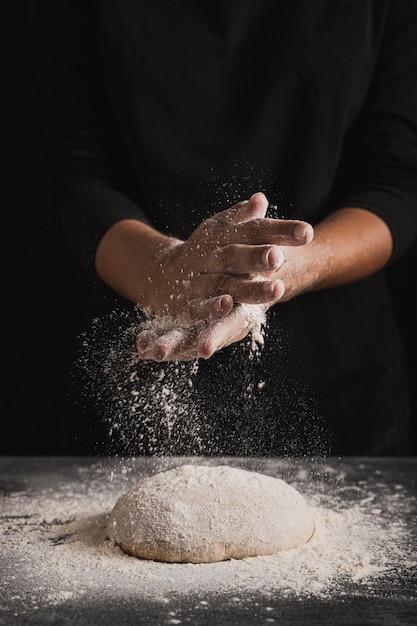 Boulanger, vue frontale, répandre farine, sur, composition pâte