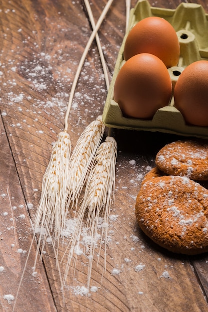 Photo gratuite boulangerie nature morte sur fond en bois