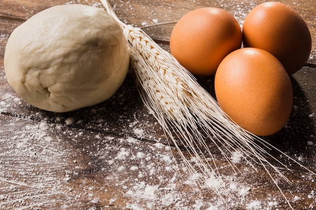 Photo gratuite boulangerie nature morte sur fond en bois