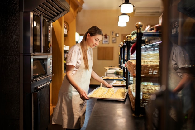 Boulangerie smiley à plan moyen avec plateau