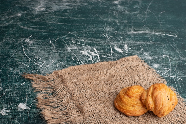 Boulangerie sucrée sur marbre.