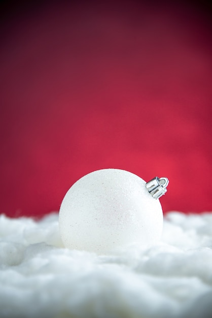 Photo gratuite boule d'arbre de noël blanche vue de face