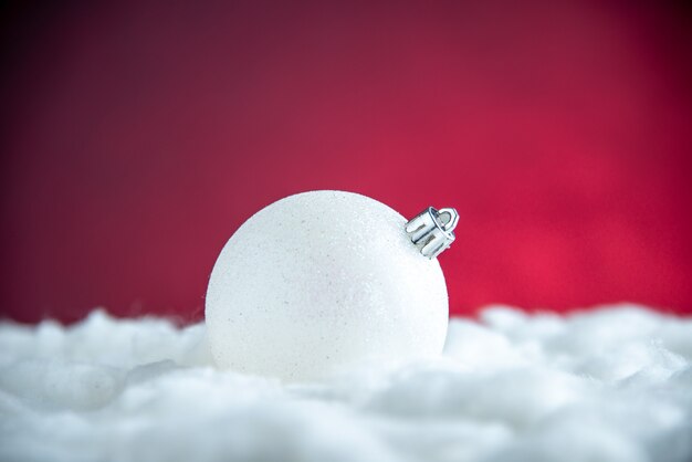 Boule d'arbre de Noël blanche vue de face