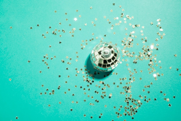 Boule en argent ornée d&#39;étoiles décoratives