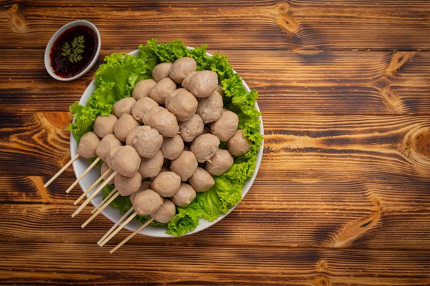 Photo gratuite boule de boeuf frit sur la surface en bois sombre.