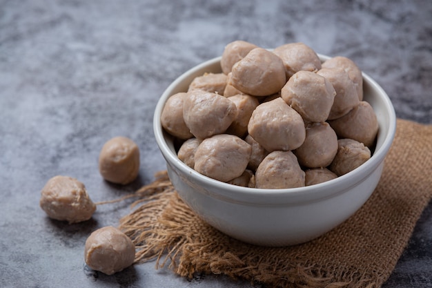 Boule de boeuf frit sur la surface en bois sombre.