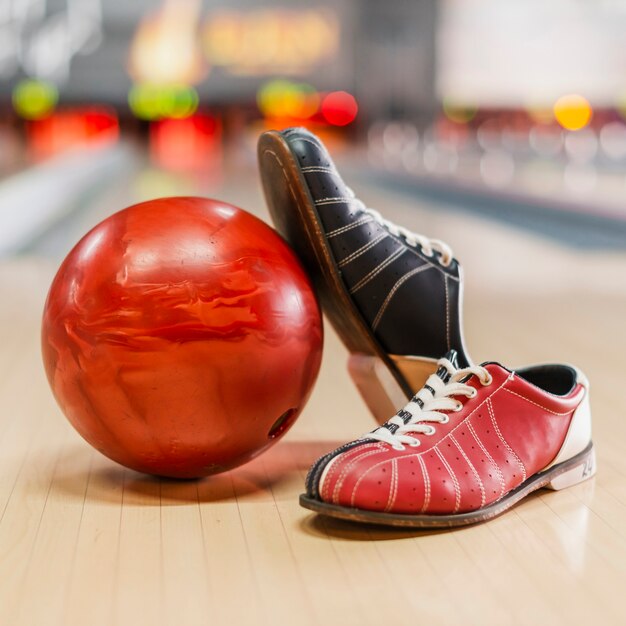 Boule de bowling rouge et chaussures de bowling