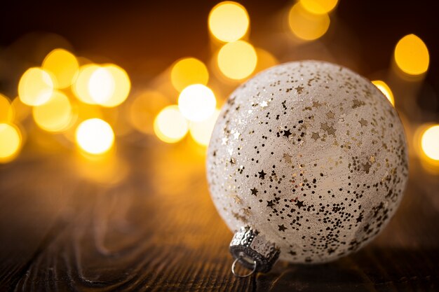 Boule brillante décorative dans les lumières