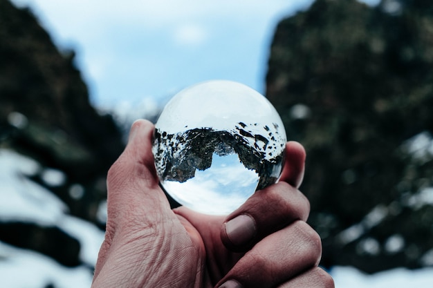 Boule de cristal tourné en montagne