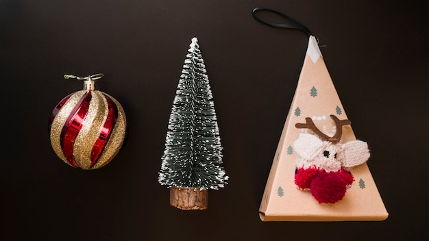 Boule décorative près de jouet de Noël et sapin