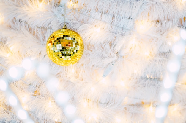 Photo gratuite boule à facettes sur l'arbre de noël