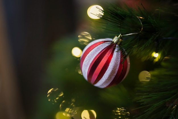 Boule de noël coloré gros plan