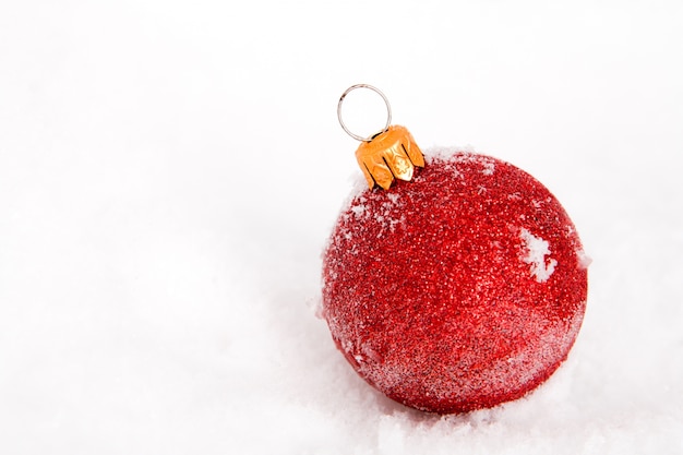 Boule de Noël couvert de neige