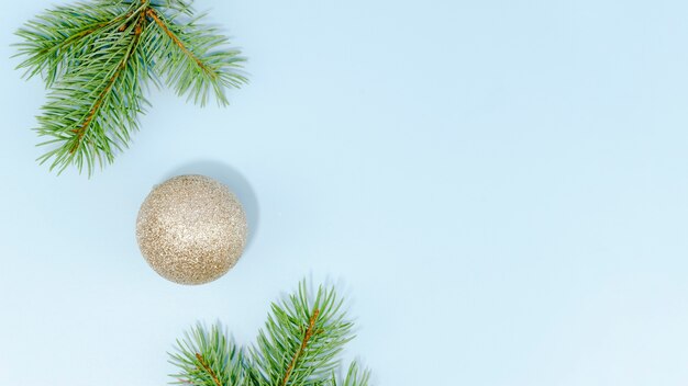 Boule de Noël minimaliste et feuilles de pin avec espace de copie