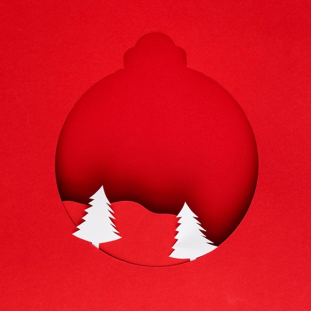 Boule de Noël en papier avec des arbres