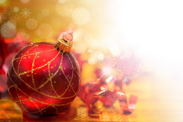 boule de Noël rouge avec décorations de Noël