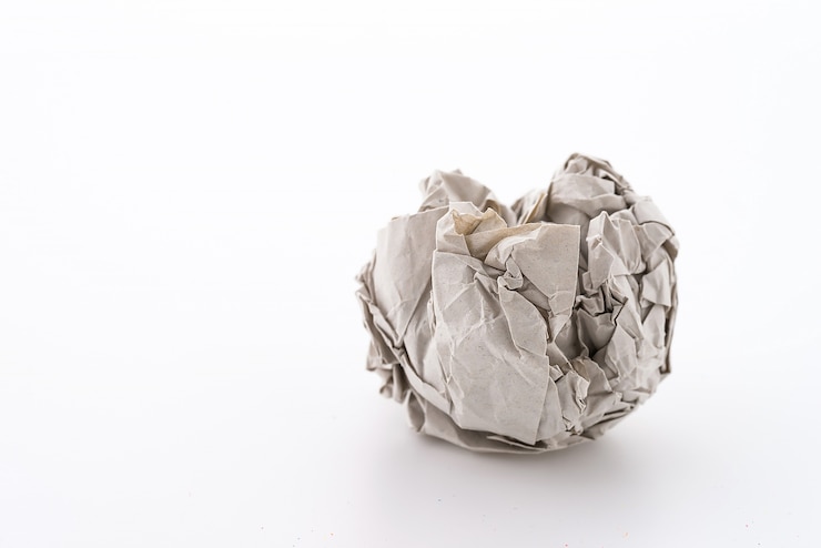 Photo gratuit boule de papier avec un fond blanc